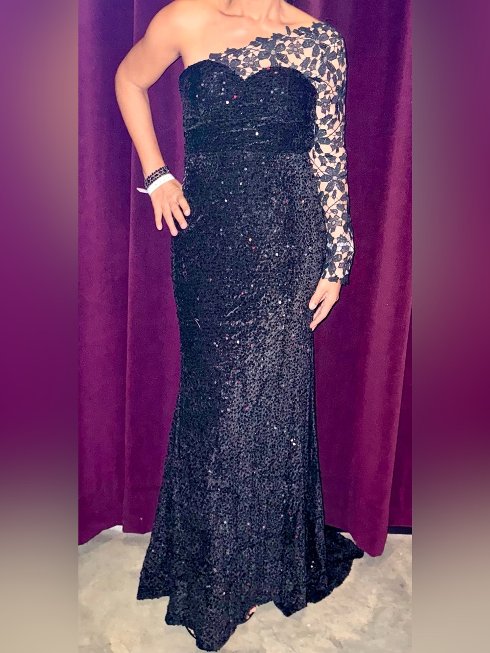 Elegant One-Shoulder Black Sequin Evening Dress with Lace Sleeve